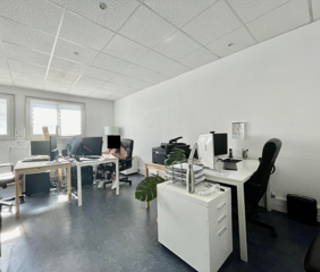 Bureau privé 24 m² 6 postes Coworking Rue Saint-Simon Lyon 69009 - photo 2